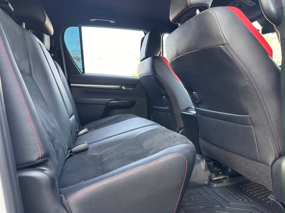 TOYOTA HILUX DOUBLE CABIN thumbnail 5